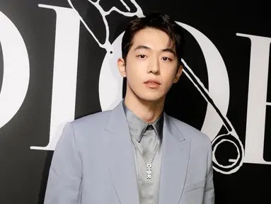 Nam Joo Hyuk terlihat mempesona mengenakan setelan jas. Aktor kelahiran 94 ini tampil dengan model rambut koma hair yang populer. (Instagram/@skawngur)