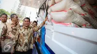 Menteri Pertanian, Amran Sulaiman meninjau pasar murah beras dan sapi di Gudang Bulog, Jakarta, Selasa (22/9/2015). Sebanyak 30 truk beras dan sapi didistribusikan ke sejumlah pasar tradisional DKI. (Liputan6.com/Faizal Fanani)