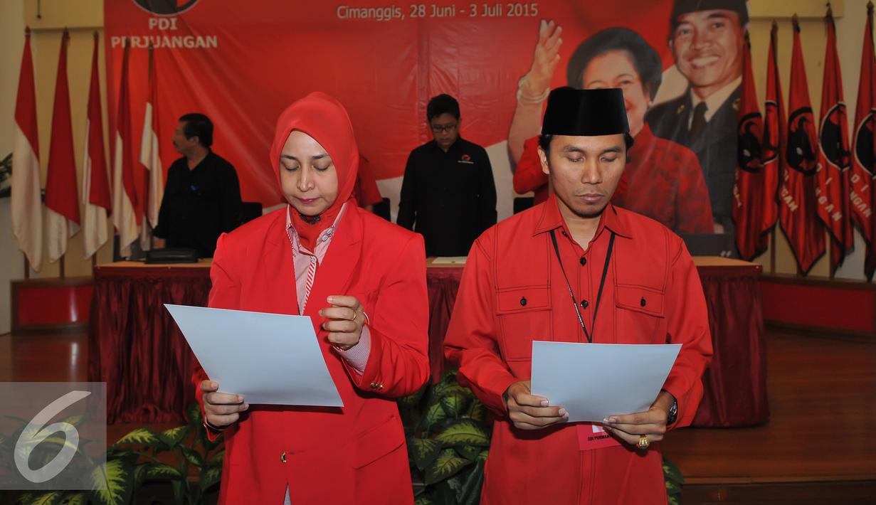 Calon kepala daerah dan wakil kepala daerah dari PDI Perjuangan melakukan sumpah janji agar setia Panca Prasetya saat acara penutupan sekolah khusus calon kepala daerah, Jawa Barat, Jumat (3/7/2015). (Liputan6.com/Herman Zakharia)