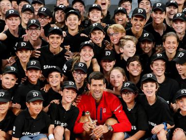 Petenis asal Serbia, Novak Djokovic berfoto bersama ballboys usai meraih trofi juara mengalahkan Andy Muray pada kejuaraan Madrid Open di Spanyol (8/5/2016).  (REUTERS/Paul Hanna) 