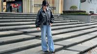 Jaket Kulit Oversized Dipadu Jeans Model Flare yang Longgar | dok. instagram.com/zeeasadel