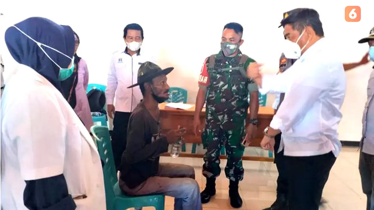 Bupati Bonebol, Hamim Pou saat berinteraksi dengan ODGJ. Foto: tatiye (Arfandi/Liputan6.com)