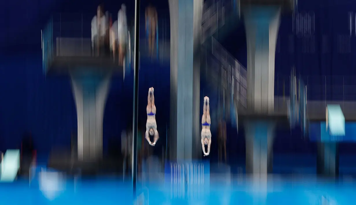 Atlet Rusia Aleksandr Bondar dan Rusia Viktor Minibaev bersaing untuk merebut medali perunggu pada final loncat indah 10 meter putra Olimpiade Tokyo 2020 di Tokyo Aquatics Center, Senin (26/7/2021). (Foto: AFP/Odd Andersen)