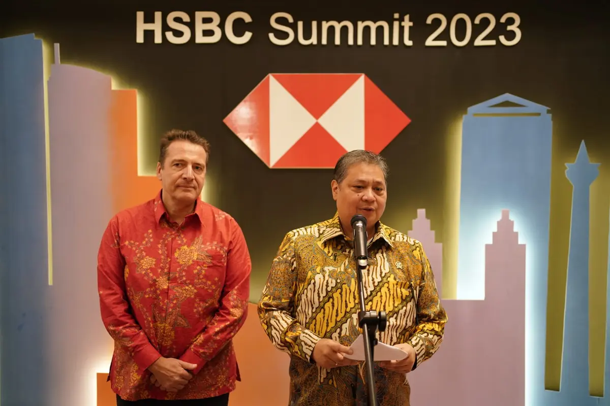 Menteri Koordinator bidang Perekonomian Airlangga Hartarto dan Presiden Direktur HSBC Indonesia Francois de Maricourt, dalam HSBC Summit 2023, di St Regis, Jakarta, Rabu (11/10/2023).