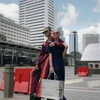 Kebersamaan Agnez Mo-Adam Rosyid menunjukkan kekuatan dalam berpakaian sebagai pasangan paling fashionable. Profesi Adam sebagai model mengimbangi gaya Agnez yang berkiblat dari musisi hip hop Amerika. (Foto: Instagram @adamrxsydi)
