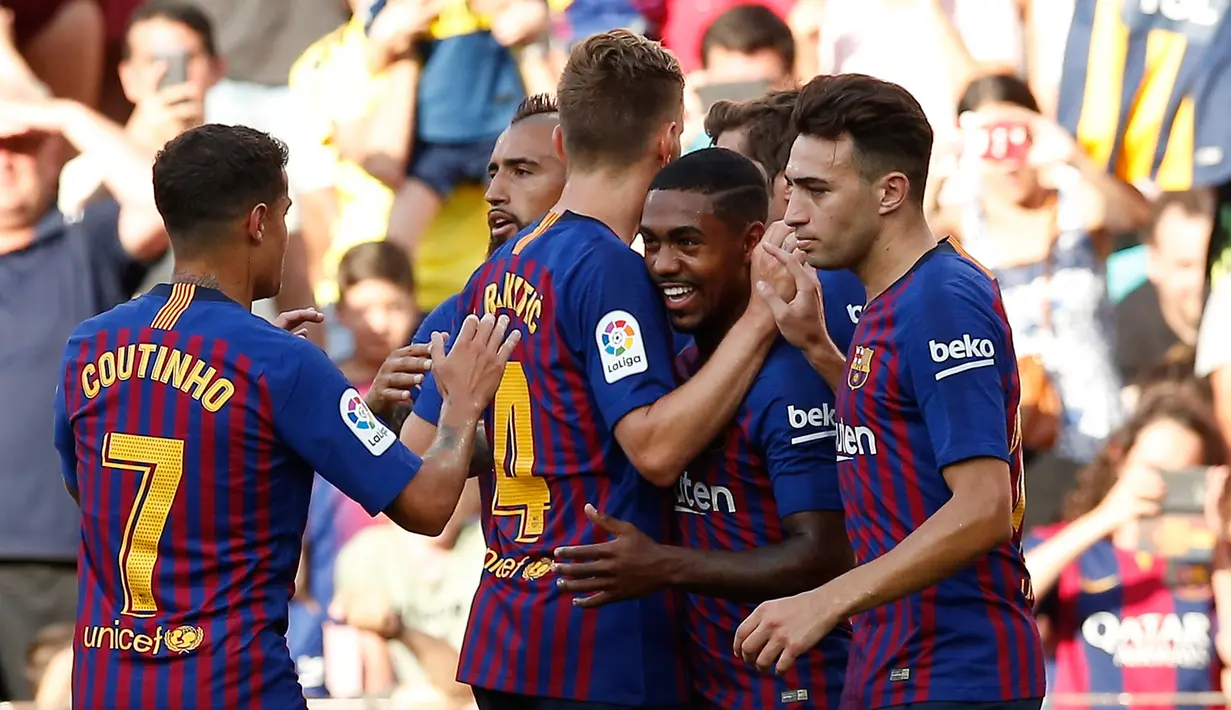 Penyerang Barcelona, Malcom berselebrasi bersama rekan-rekannya usai mencetak gol ke gawang Boca Juniors pada pertandingan Piala Joan Gamper di stadion Camp Nou, Spanyol (15/8). Barcelona menang telak 3-0 atas Boca Juniors. (AP Photo/Manu Fernandez)