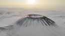 Foto dari udara yang diabadikan pada 28 November 2020 ini menunjukkan pemandangan gunung berapi yang berselimut salju di Ulanqab, Daerah Otonom Mongolia Dalam, China utara. (Xinhua/Wang Zheng)