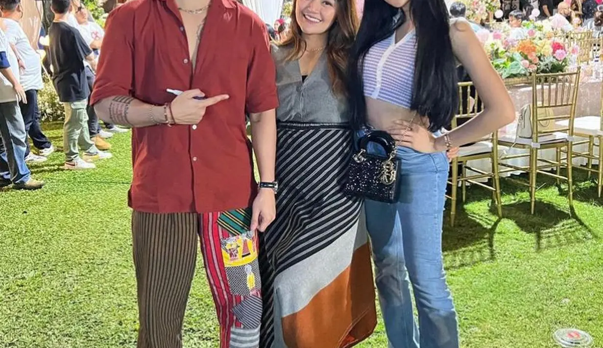 Siti Badriah turut hadir di pesta ulang tahun Sarwendah ditemani sang suami.  Pelantun ‘Lagi Syantik’ ini tampil kasual mengenakan striped dress nuansa warna abu-abu, hitam, dan kuning. (Instagram/lucintaluna_manjalita).