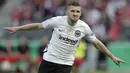 Penyerang Eintracht Frankurt, Ante Rebic, melakukan selebrasi usai membobol gawang Bayern Munchen pada laga final  DFB Pokal di Stadion Olympiastadion Berlin, Minggu (20/5/2018). Eintracht Frankurt menang 3-1 atas Bayern Munchen. (AP/Michael Sohn)