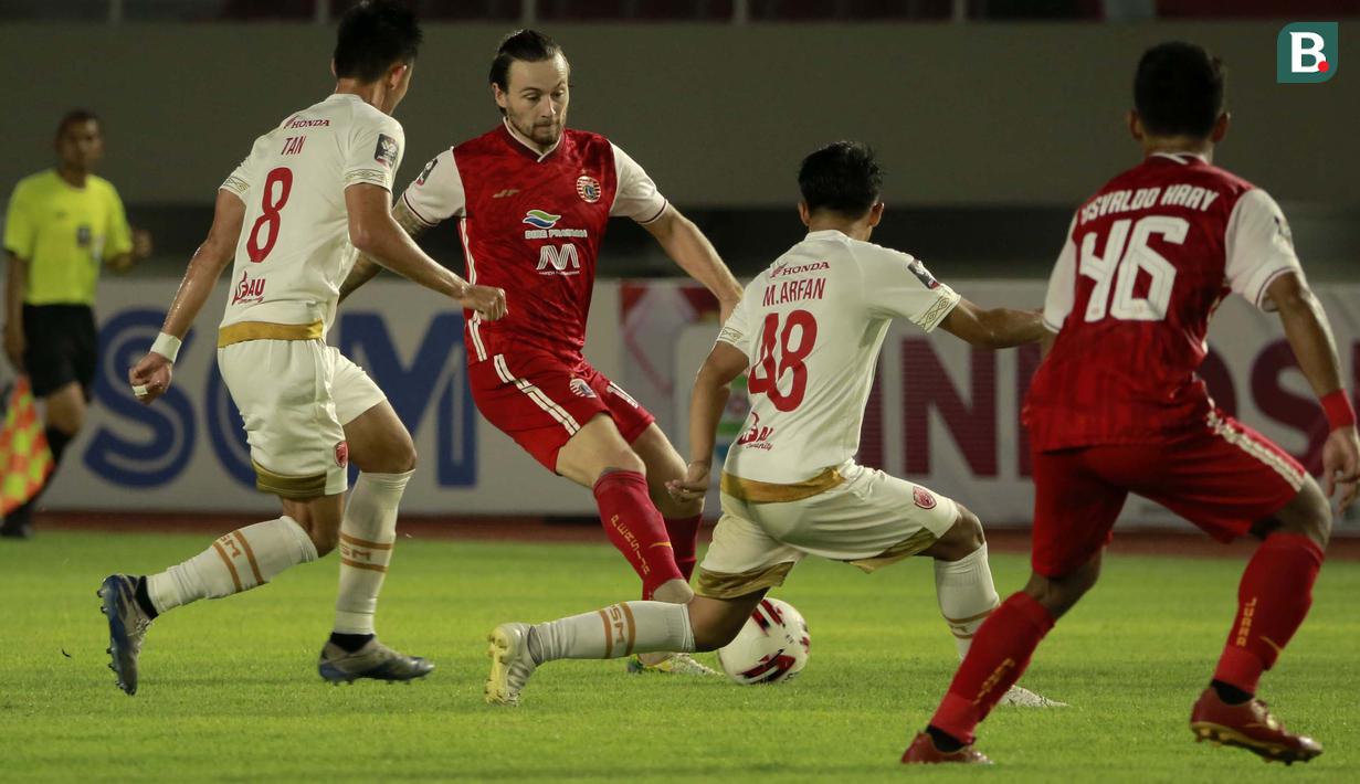 Marc Klok menjadi pemain di Liga 1 saat ini dengan taksiran nilai pasar termahal. Gelandang Persija Jakarta itu memiliki market value Rp6,08 miliar. Gelandang naturalisasi asal Amsterdam, Belanda, itu baru saja membawa Persija Jakarta menjuarai Piala Menpora 2021. (Foto: Bola.com/Ikhwan Yanuar)