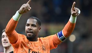 Kiper AC Milan, Mike Maignan, merayakan golnya di akhir pertandingan Serie A Italia antara AC Milan dan AS Roma di Stadion San Siro, Milan, pada 2 November 2025. (Isabella BONOTTO / AFP)