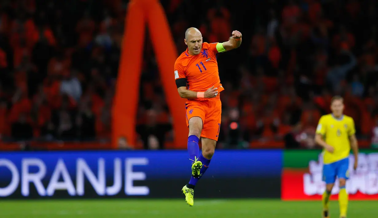 Arjen Robben berselebrasi setelah mencetak gol pertama lewat penalti ke gawang Swedia di  kualifikasi Piala Dunia 2018 di stadion Arena, Amsterdam (10/10). Usai pertandingan Robben menyatakan pensiun dari timnas Belanda. (AP Photo/Peter Dejong)