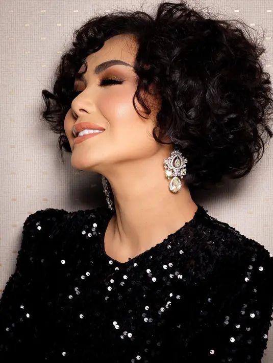 Yuni Shara juga sempat terlihat tampil dengan rambut pendek keriting. Meski tampil dengan rambut keriting, tak sedikit netizen yang memuji penampilannya. (Liputan6.com/IG/@yunishara36)