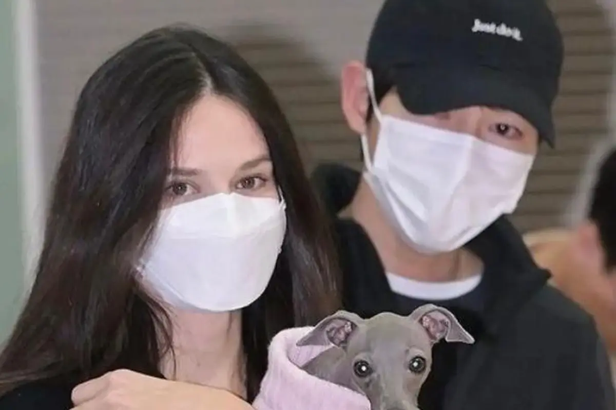 Tampilan Perdana Song Joong Ki dan Katy Louise di Depan Publik Setelah Menikah, Kompak Serba Hitam