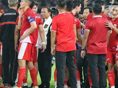 Presiden Republik Indonesia, Prabowo Subianto (tengah - jaket putih) berada di tengah-tengah pemain Timnas Indonesia usai pertandingan putaran ketiga Grup C Kualifikasi Piala Dunia 2026 zona Asia di Stadion Utama Gelora Bung Karno, Senayan, Jakarta, Selasa (25/3/2025). (Liputan6.com/Angga Yuniar)