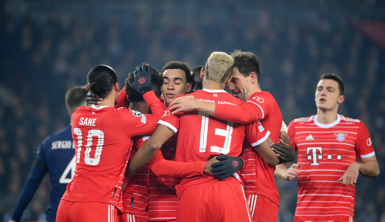 Para pemain Bayern Muenchen merayakan gol yang dicetak penyerang Kingsley Coman ke gawang PSG selama pertandingan leg pertama babak 16 besar Liga Champions di stadion Parc des Princes di Paris, Rabu (15/2/2023). Bayern menang tipis atas PSG dengan skor 1-0. (AFP/Franck Fife)