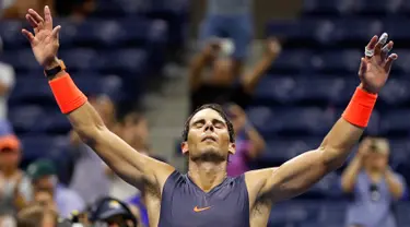 Petenis Spanyol, Rafael Nadal berselebrasi setelah memenangkan pertandingan perempat final turnamen AS Terbuka di New York, AS, (5/9). Nadal berhasil melaju ke babak semifinal setelah mengalahkan Dominic Thiem dari Austria. (AP Photo/Adam Hunger)