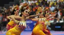 Penari Bali menarikan tari pendet saat pembukaan WKF World Junior, Cadet and U-21 Championship 2015 di ICE Serpong, Banten, Kamis (12/11/2015). 1.425 peserta dari 91 negara berlaga di ajang ini. (Liputan6.com/Helmi Fithriansyah)