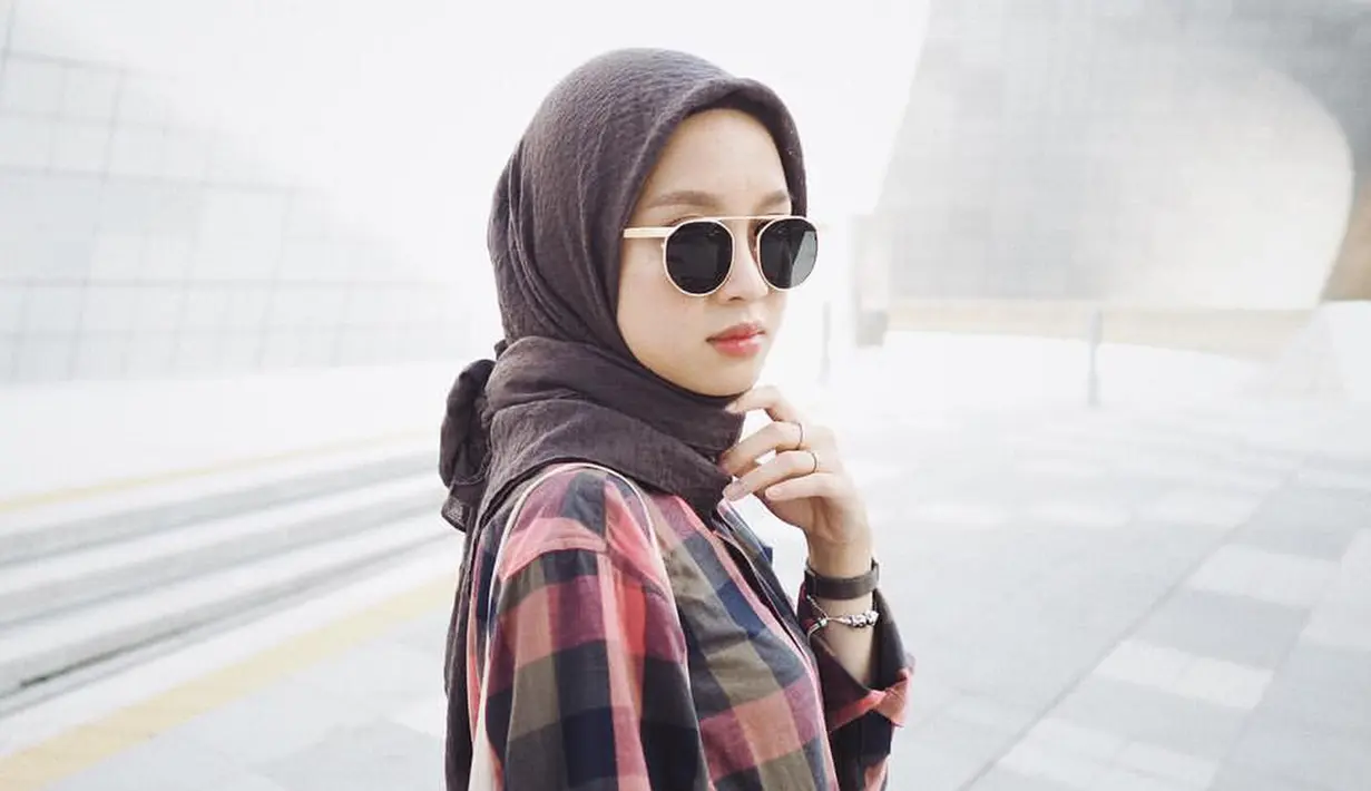 Gita kerap mengenakan warna hijab yang netral dan cocok dipadukan dengan beragam jenis baju. Selain itu, kacamata juga menjadi fashion item yang sering dipakai Gita di foto-fotonya. (Liputan6.com/IG/@gitasav)