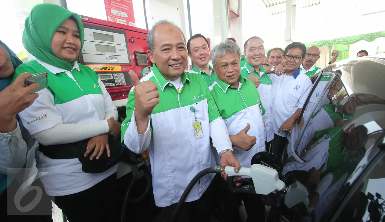 SVP Marketing and Distribution Pertamina, M Iskandar melakukan pengisian perdana Pertalite di SPBU Antasari, Bandar Lampung, Selasa (6/10). Pertamina kembali melakukan uji pasar BBM jenis pertalite di lima Provinsi di Sumbagsel.(Liputan6.com/Angga Yuniar)