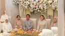Didampingi keluarga, Erina Gudono tampak begitu memesona dengan busana muslimnya. Tak sedikit pula yang memuji penampilan dari calon menantu Presiden Joko Widodo ini. (Liputan6.com/IG/@weddingorganizer_pengantinprod)