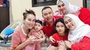 Kekompakkan keluarga selebriti ini dalam mengikuti lomba 17 Agustus pun mencuri perhatian netizen. Bahkan, Ayu dan keluarga tampak kompak memakai busana senada. (Liputan6.com/IG/@ayutingting92)