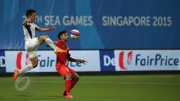 Bek timnas Filipina U-23, F J Daviz Arboleda (kiri) melompat berebut bola dengan gelandang Singapura, Adam Swandi di laga grup A Sea Games 2015 di Stadion Jalan Besar, Singapura, Senin (1/6/2015). Singapura unggul 1-0. (Liputan 6.com/Helmi Fithriansyah)