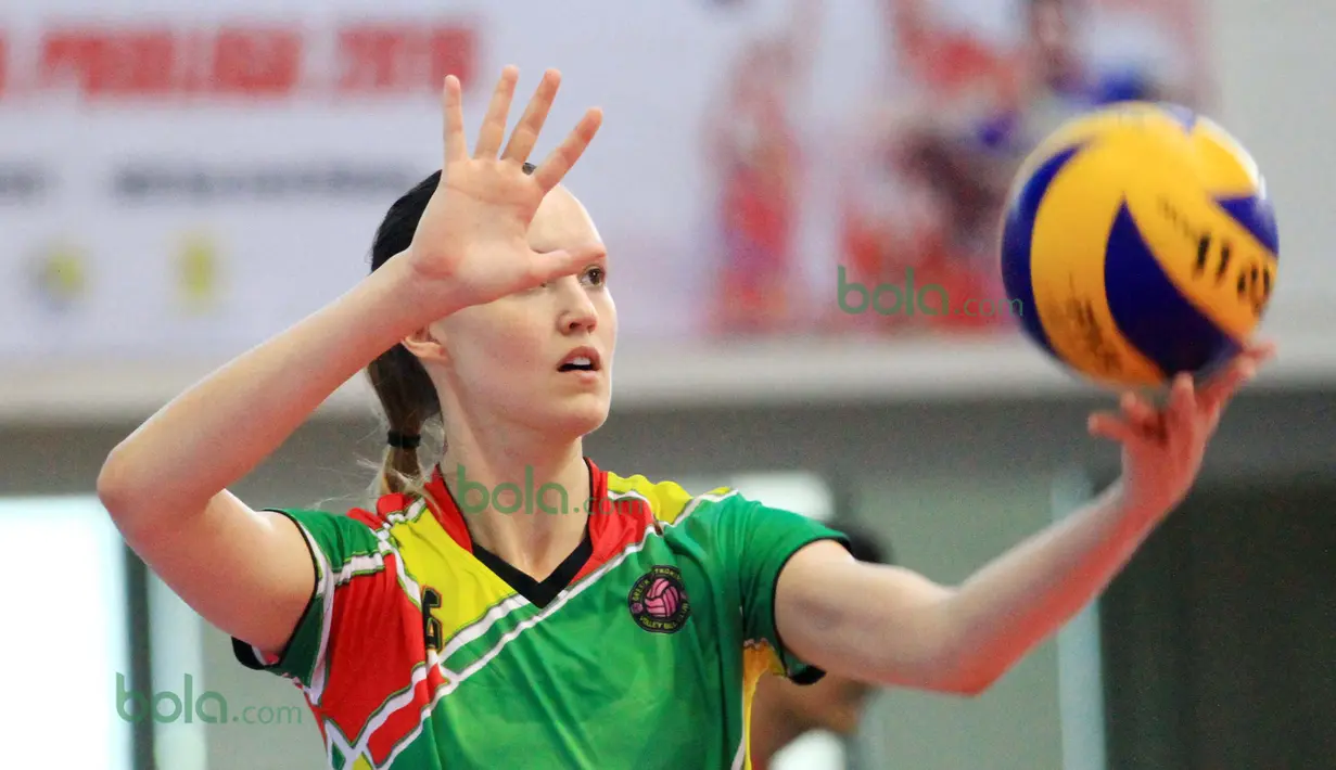 Alaina Bergsma, melakukan servis saat berlatih bersama tim putri Gresik Petrokimia di Gor Ken Arok, Malang, Sabtu (20/2/2016). (Bola.com / Nicklas Hanoatubun)