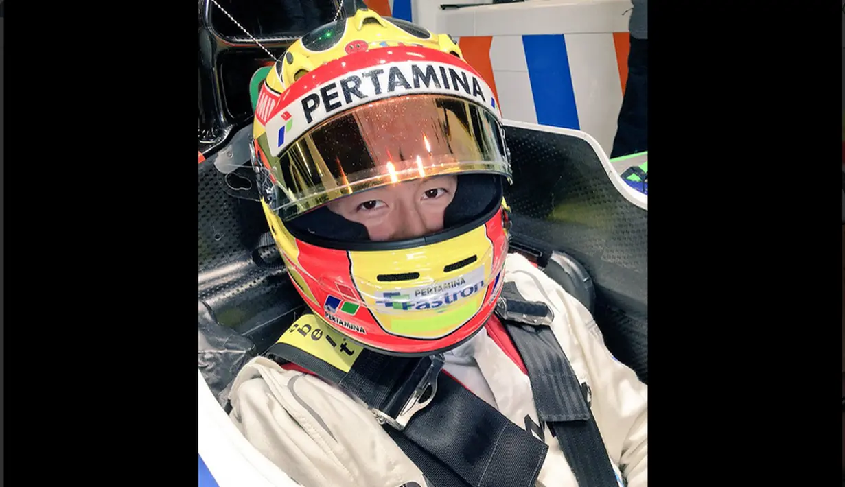 Rio Haryanto di kokpit mobil MRT05 bernomor 88 Manor Racing jelang tes pramusim di Sirkuit Catalunya, Barcelona, Spanyol, Kamis (24/2/2016). (Bola.com/Rio Haryanto Media)