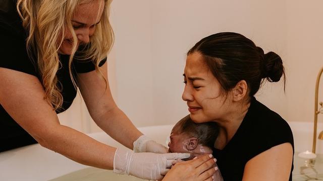 Momen Nikita Willy Melahirkan Anak Kedua dengan Metode Water Birth. (instagram/nikitawillyofficial94, YouTube/Nikita Willy Official)