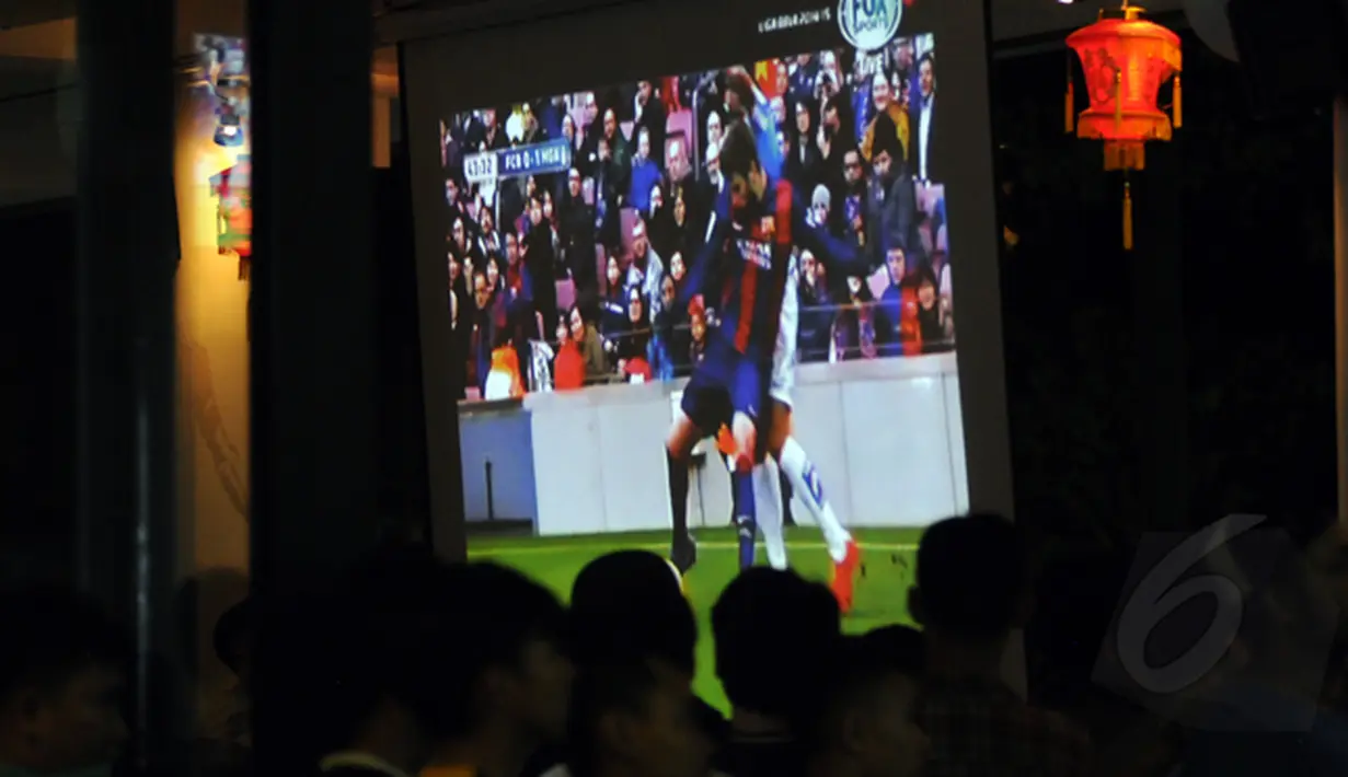 Sejumlah anggota IndoBarca (komunitas suporter klub sepak bola, Barcelona) menggelar acara nonton bareng laga "Blaurgrana" kontra Malaga di Pasar Festival, Jakarta, (21/2/2015). (Liputan6.com/Helmi Fithriansyah)