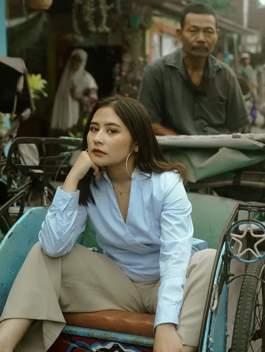 Seperti diketahui, Prilly adalah sosok perempuan yang mandiri. Terbukti di usia yang masih muda, ia sudah berhasil mencapai puncak kesuksesannya dalam berkarier. Namun ternyata, itu semua tak lepas dari didikan kedua orang tuanya. (Instagram/prillylatuconsina96)