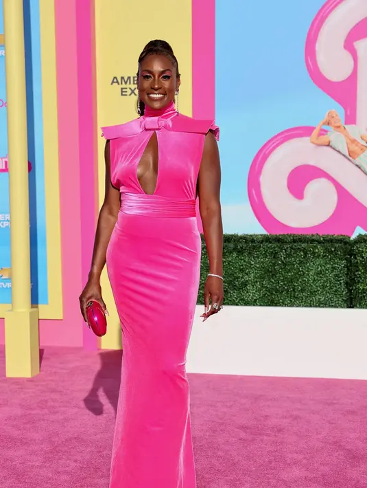 Penampilan Issa Rae juga patut disimak. Ia mengenakan gaun panjang dengan keyhole cut yang elegan. Foto: Instagram.