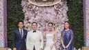 Hadiri pernikahan seorang miliarder Thailand Aiyawatt Srivaddhanaprabha dan CEO King Power Group dan presiden Leicester City Football Club, Anisha Rosnah tampak menenteng Roger vivier Flower Strass Jewel Buckle Clutch Bag Mini in Glitter Fabric seharga$3,600.00 atau sekitar Rp55,8 jutaan. [@@tmski]