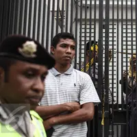 Kerabat mendatangi rumah mewah lokasi perampokan sadis yang terjadi di Jalan Pulomas Utara, Kayuputih, Pulogadung, Jakarta Timur, Selasa (27/12). Pemilik rumah itu bernama Dodi Triono (59) yang merupakan seorang arsitektur. (Liputan6.com/Faizal Fanani)