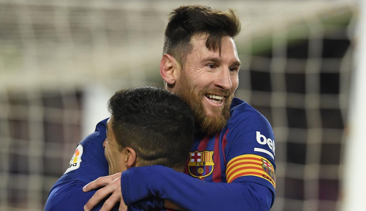 Striker Barcelona, Lionel Messi, melakukan selebrasi bersama Luis Suarez, usai membobol gawang Sevilla pada laga Copa del Rey di Stadion Camp Nou, (30/1/2019). (AFP/Lluis Gene)