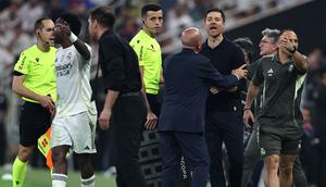 Pemain Real Madrid, Vinicius Jr dan pelatih Athletico Madrid, Diego Simeone terlibat adu mulut dalam laga semifinal Piala Super Spanyol di Stadion King Abdullah Sports City, Jeddah, Arab Saudi, Jumat (9/1) dini hari WIB. (AFP/Fadel Senna)