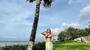 Tak hanya itu, beberapa waktu lalu, Cinta Laura juga sempat menjalani liburan di Bali. Ia memamerkan momen-momennya menikmati waktu dengan berenang, mengenakan bikini two pieces berwarna merah, dengan sebuah kain yang dililitkan sebagai rok. [Foto: Instagram/claurakiehl]