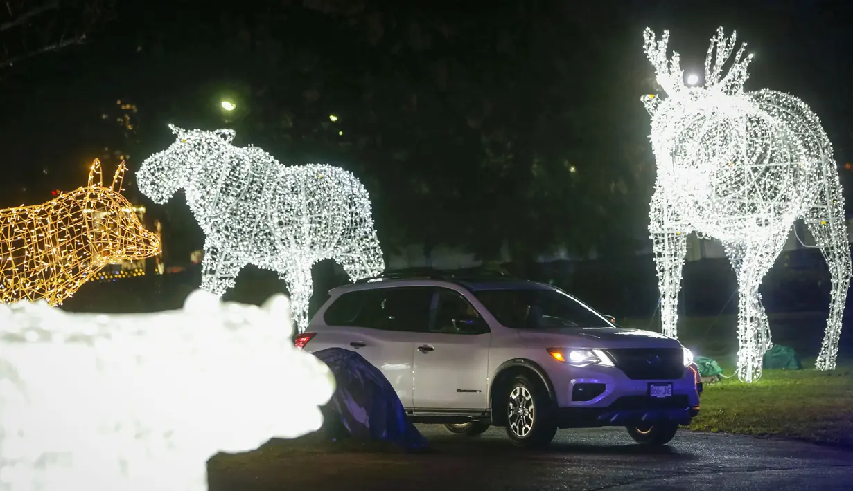 Berbagai dekorasi Natal terlihat dalam acara drive-thru "WinterLights" di Pacific National Exhibition, Vancouver, British Columbia, Kanada, 12 Desember 2020. Acara ini menyuguhkan berbagai instalasi cahaya, karakter, pertunjukan langsung, kuliner, serta lagu-lagu Natal. (Xinhua/Liang Sen)