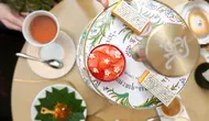 The St. Regis Jakarta berkolaborasi dengan seniman ternama Indonesia, Eddy Susanto, hadirkan " Kanvas Rasa: Indonesia in Ink & Sugar ", sebuah pengalaman afternoon tea edisi terbatas. / Foto dok: The St. Regis Jakarta.