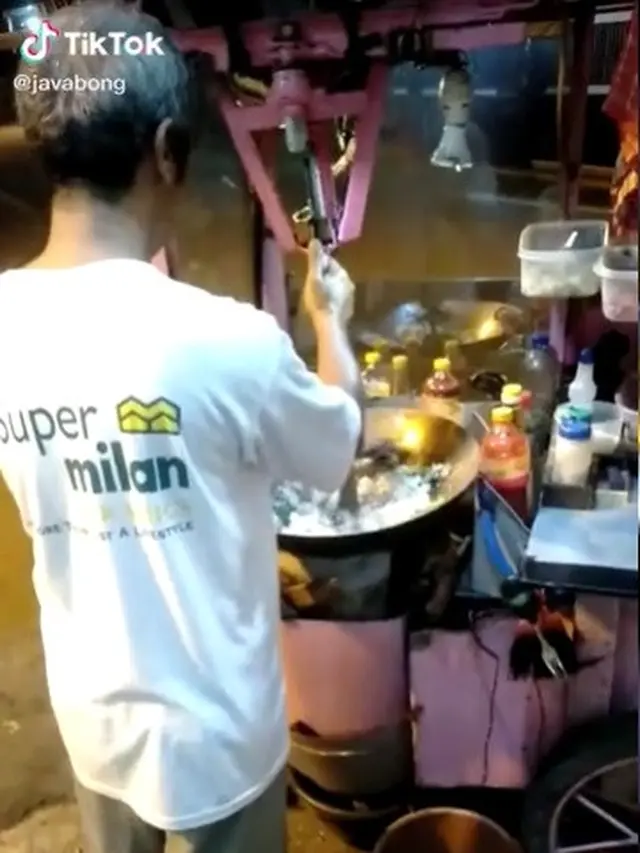 Penjual Nasi Goreng Keliling Ini Cara Masaknya Kreatif, Bikin Geleng Kepala