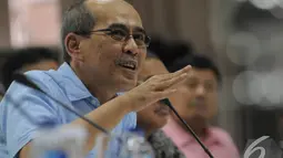 Faisal Basri mempresentasikan rekomendasinya untuk menghentikan impor BBM jenis Ron 88 atau premium saat konferensi pers di Kantor Kementerian ESDM, Jakarta, Minggu (21/12/2014). (Liputan6.com/herman Zakharia)