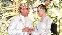 Putra bungsu Presiden Joko Widodo, Kaesang Pangarep, memasangkan cincin nikah di jari sang istri, Erina Gudono seusai akad nikah di Pendopo Agung Kedaton Ambarrukmo, Royal Ambarrukmo, Sleman, DI Yogyakarta, Sabtu (10/12/2022). Sejumlah pejabat dan tokoh hadir ikut menyaksikan momen sakral tersebut. (FOTO: Agus Suparto/Biro Pers Istana Kepresidenan)