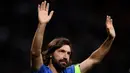 Mantan pemain Timnas Italia, Andrea Pirlo, menyapa suporter pada laga Notte del Maestro di Stadion Giuseppe Meazza, Milan, Senin (21/5/2018). Laga ini merupakan seremoni gantung sepatu dari Andrea Pirlo. (AFP/Marco Bertorello)