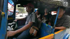 Pemudik bersama keluarganya bersiap melakukan perjalanan mudik di Jalur Pantura kawasan Patrol, Jawa Barat, Senin (3/6/2019). Keluarga ini memanfaatkan bajajnya sebagai angkutan mudik dari Jakarta menuju kampung halamannya di Cirebon, Jawa Tengah. (Liputan6.com/Herman Zakharia)