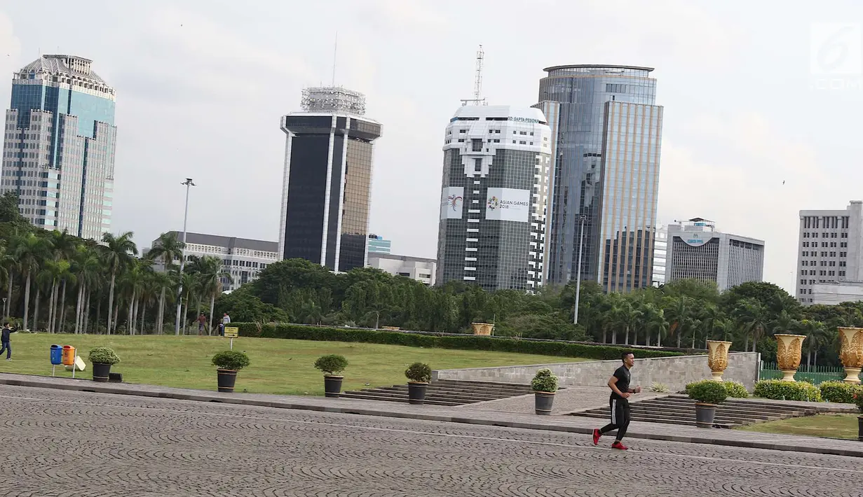 Warga berolahraga di kawasan Monumen Nasional (Monas), Jakarta, Sabtu (19/5). Kawasan wisata yang menjadi simbol ibukota tersebut menjadi salah satu lokasi warga untuk menunggu waktu berbuka puasa. (Liputan6.com/Immanuel Antonius)