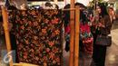 Pengunjung melihat batik Kudus rancangan desainer Denny Wirawan saat pagelaran fashion dan pembukaan pop-up store di Jakarta, Rabu (30/9/2015). Menyambut hari Batik Nasional retail Balijava meluncurkan koleksi Batik Kudus. (Liputan6.com/Angga Yuniar)