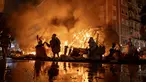 Falla terbakar selama festival Fallas tradisional di Valencia, Spanyol, Sabtu (19/3/2022). Fallas adalah struktur raksasa yang terbuat dari karton yang menggambarkan peristiwa dan kepribadian terkini di mana tokoh individu atau Ninot ditempatkan. (AP Photo/Alberto Saiz)