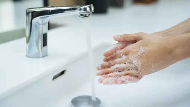 5 Cara Ampuh Redakan Batuk Agar Perjalanan Jauh Tetap Nyaman, Cobain Yuk!