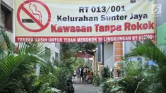 Warga beraktivitas di salah satu gang Program Kampung Iklim (Proklim) RW 01, Sunter Jaya, Jakarta, Kamis (7/2). Pemkot Jakut menjadikan kawasan ini sebagai kampung contoh yang akan diterapkan di 31 kelurahan di Jakut. (Merdeka.com/Iqbal S. Nugroho)